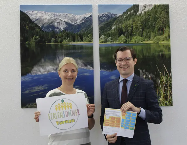 Bgm. LAbg. Stefan Hofer und Karin Zinner präsentieren das Programm des Turnauer Feriensommers 2026. | Foto: Hanna Fladl / Gemeinde Turnau