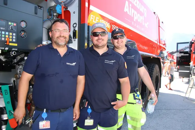 Panther-Fahrzeug: Stefan, Robin, Elias von der Airport-Feuerwehr.