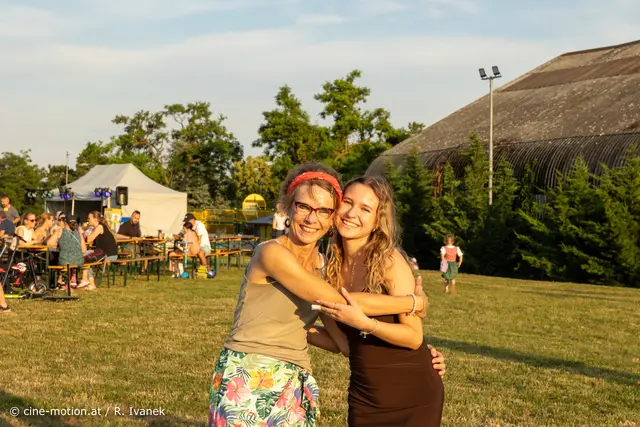 Daniela Mitterlechner und Melina Schmid (vlnr). | Foto: cine-motion.at / R. Ivanek