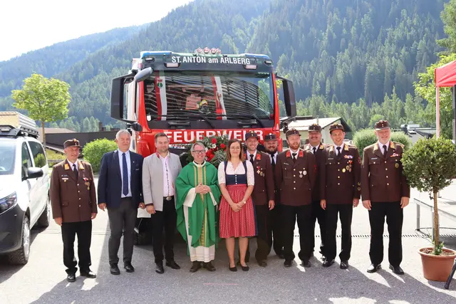 Die Segnung des neuen TLFA 3000/100, in der Mitte ist Fahrzeugpatin Bianca Valtiner, zwischen Pfarrer Attila Simon und FF-Kommandant Mathias Valtiner. Ebenso im Bild sind Thomas Ladner (Bezirkskommandant-Stv.), Bgm. Helmut Mall, Landtagsabgeordneter Dominik Traxl und weitere Vertreter der Bezirksfeuerwehrverbands, des Abschnitts Stanzertal und der FF St. Anton.  | Foto: Elisabeth Zangerl