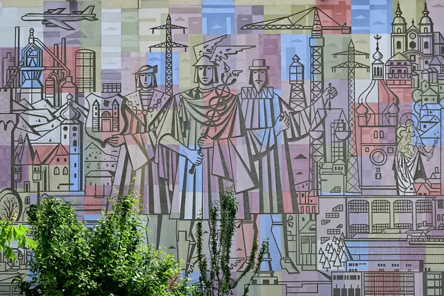 Sgraffito von Arthur Sühs aus dem Jahr 1961 an der Fassade der Handelsakademie in Waidhofen an der Ybbs. | Foto: Hans-Peter Kriener