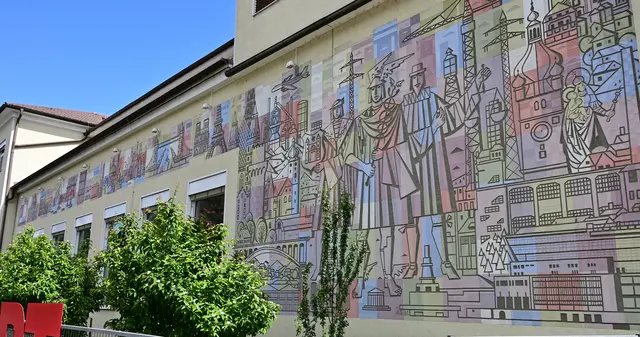 Großflächiges Sgraffito (1961) von Arthur Sühs an der Vorderfront der Handelsakademie in der Pocksteinerstraße in Waidhofen an der Ybbs. | Foto: Hans-Peter Kriener