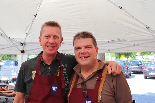 Einst besuchten sie den Pfarrkindergarten, beim Pfarrfest standen sie in der Küche: Matthias Pellischek und Hannes Krois.  | Foto: Edith Ertl