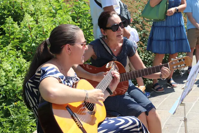 Die Kindergartenpädagoginnen Viktoria Modl und Christiane Wippl begleiteten instrumental die Kinder bei ihren Liedern.  | Foto: Edith Ertl