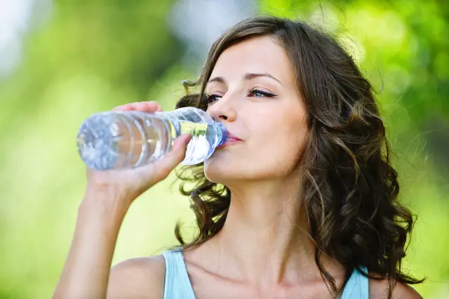 Bei Hitze sollte man 1,5 - 3 Liter Wasser zu sich nehmen. | Foto: Fotolia/BestPhotoStudio