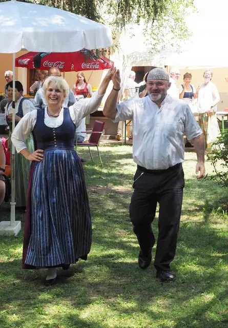 Auch der Herr Pfarrer musste ein Tänzchen wagen.