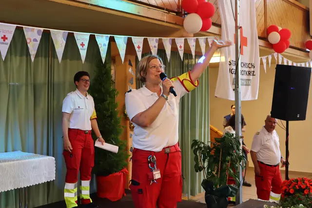 Elke Krois initiierte ein Spalier für die Siegerteams | Foto: Gerhard Langmann