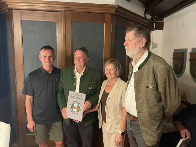 v.l.nr.: Schützenmeister Martin Purgstaller, Maria und Richard Engel, Oberschützenmeister Rainer Frank