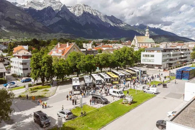 Fünfhundert Neugierige starteten beim Offenen Werkstor 2026 zur Reise durch Tirols Betriebe. | Foto: Gerhard Berger