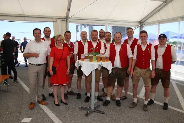 100-jähriges Flughafen-Jubiläum mit der Schnalzergruppe Viehhausen und Bürgermeister Andreas Hasenöhrl aus Wals-Siezenheim.