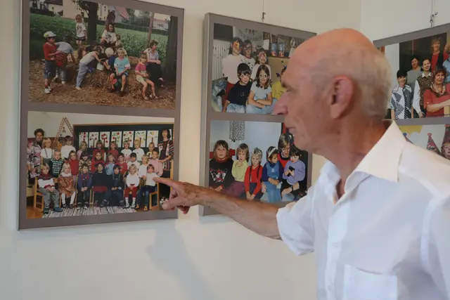 Hans Perstling macht auf Besonderheiten der historischen Fotos aufmerksam.  | Foto: Edith Ertl