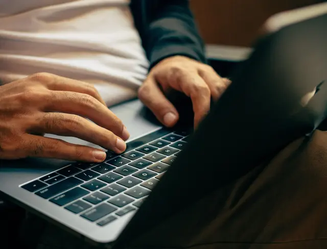 Achitz rät bei Kontakt zu Behörden zur E-Mail anstelle des Telefons. (Symbolbild) | Foto: Deluvio/Unsplash