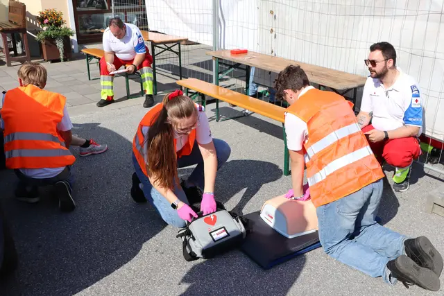 Arbeiten mit dem Defibrillator | Foto: Gerhard Langmann