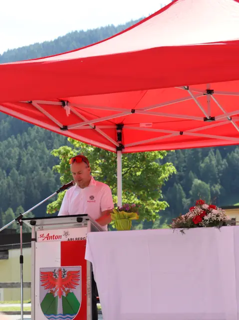 „Die gemeinsame Segnung beider Fahrzeuge zeigt, wie eng und vertrauensvoll die Blaulichtorganisationen in St. Anton zusammenarbeiten“, sagte Ortsstellenleiter Kurt Hüttl von der Bergrettung.  | Foto: Elisabeth Zangerl