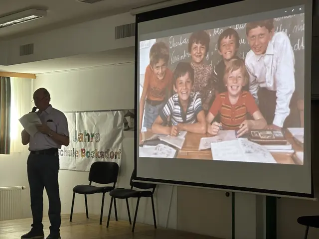 Franz Pieber vom Brauchtums- und Kulturverein referierte über die Geschichte der Schule. | Foto: Martin Wurglits