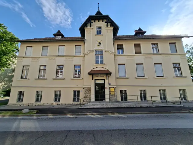 Die Eingangstüre und die Treppe in die nächste Etage erinnern auch heute noch ans ehemalige Volksbad. | Foto: MeinBezirk.at/Tobias Strasser-Knopper