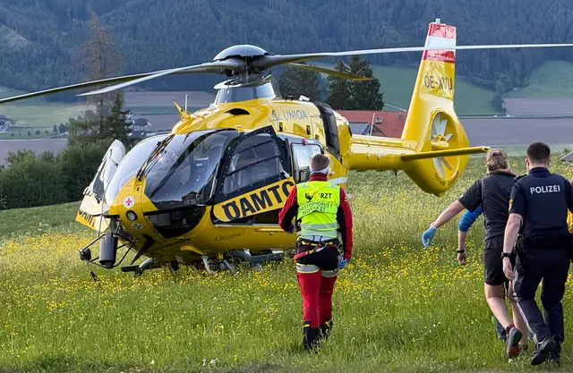 Die Frau wurde mit schweren Kopfverletzungen mit dem Notarzthubschrauber in die Klinik Innsbruck geflogen. | Foto: Zoom Tirol