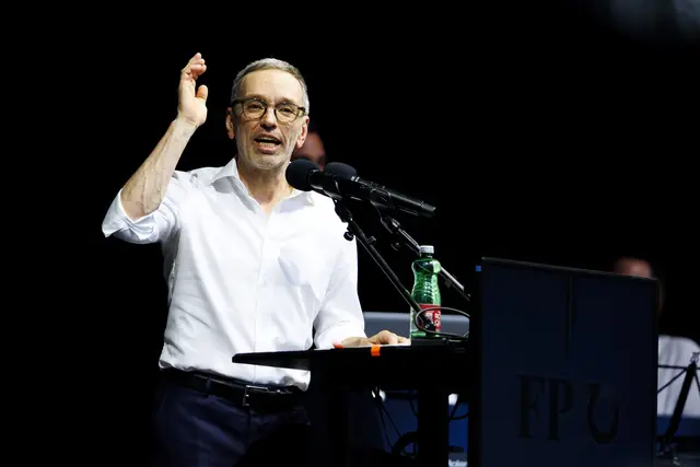 FPÖ-Spitze Herbert Kickl ließ sich und seine Partei feiern. | Foto: APA-Images / APA / TOBIAS STEINMAURER