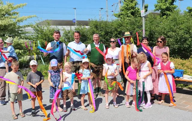 David Wilfling, Stefan Hermann, Erich Gosch, Claudia Nikcevic, Edi Muhrer, Christa Modl und Kindergartenpädagogin Janina Kubiska feierten mit Kindern den 60. Geburtstag des Pfarrkindergartens. | Foto: Edith Ertl