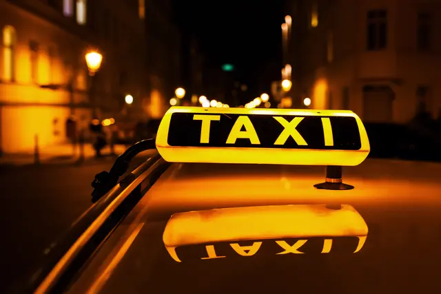 Taxibeleuchtung am Dach bei Nacht