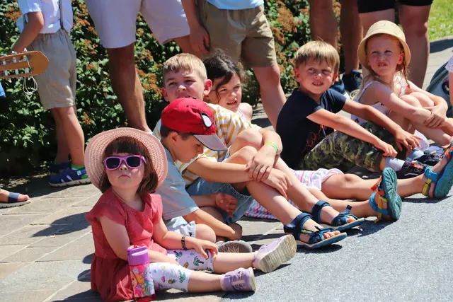 Die Kinder umrahmten musikalisch mit Liedern und bunten Bändern den Festakt.  | Foto: Edith Ertl
