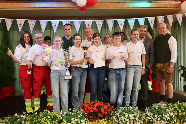 Schön, einen Pokal in Händen zu halten | Foto: Gerhard Langmann
