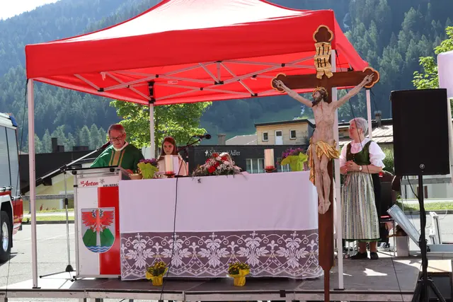 Pfarrer Attila Simon zelebrierte die Heilige Messe.  | Foto: Elisabeth Zangerl