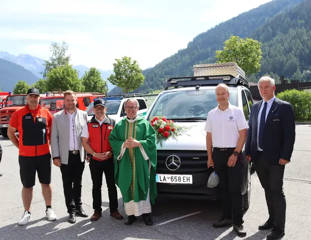 Auch das neue Einsatzfahrzeug für die Bergrettung Ortsstelle St. Anton wurde eingeweiht, im Bild zusehen sind: Ferdinand Alber (Bergrettung St. Anton), der Landtagsabgeordnete Dominik Traxl, Johannes Grüner  (Bezirksleiter Bergrettung Landeck), Pfarrer Attila Simon, Ortsstellenleiter Kurt Hüttl und Bgm. Helmut Mall.  | Foto: Elisabeth Zangerl