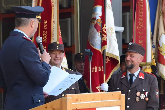Ehrung des Bürgermeisters in seiner Funktion als Feuerwehrmitglied durch den Feuerwehrverband Cuxhaven. | Foto: meinbezirk lungau/pongau