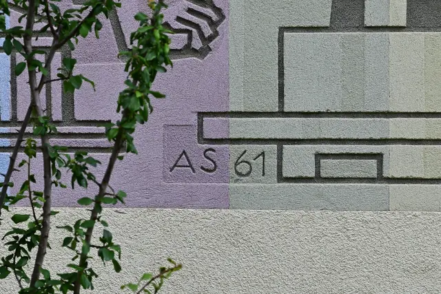 AS 61: Signatur des akademischen Malers Arthur Sühs am unteren Rand des Fassadenkunstwerkes in Kratzputztechnik. | Foto: Hans-Peter Kriener