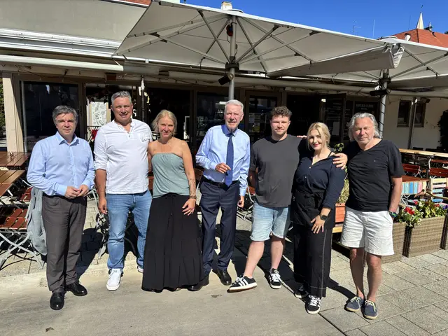 Neueröffnung am Marienmarkt: Peter Eckhart, Martin und Simone Pichler, Klaus Schneeberger, Paul, Barbara und Harald Schörner. | Foto: Zezula