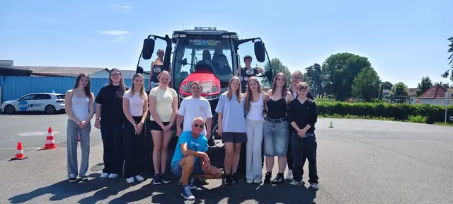 Bevor für die Abschlussklasse der Fachschule Neudorf die Schule endgültig vorbei ist, durften sie noch mit der Fahrschule Start up in Leibnitz ein Traktorfahrtraining absolvieren. Ob mit oder ohne landwirtschaftlichen Hintergrund ist es für Dir. Walch wichtig, dass sich alle Absolventinnen mit der Fahrtechnik auseinandersetzten. | Foto: FS