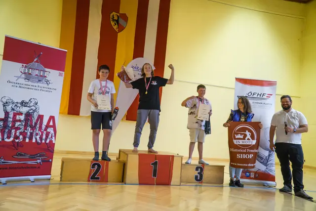 Gewinner der Altersklasse 2: Peter Gradenegger, David Völkerer und Jonas Leschanz mit Veranstalterin Susanne Popp-Kohlweiss und ÖFHF-Präsidenten Gregor Lanz | Foto: Lukas Krois