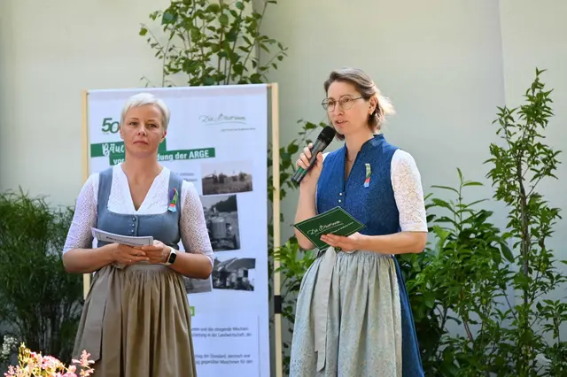 Moderatorin Daniela Morgenbesser und Bezirksbäuerin Barbara Widner (r.) | Foto: Die Bäuerinnen im Bezirk Waidhofen