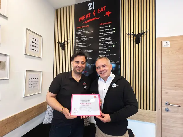 Serkan Özgüvercin (21 Meat&amp;Eat) übernahm die Urkunde von Philip Pree. | Foto:  Katharina Rauch, Edenred Austria GmbH