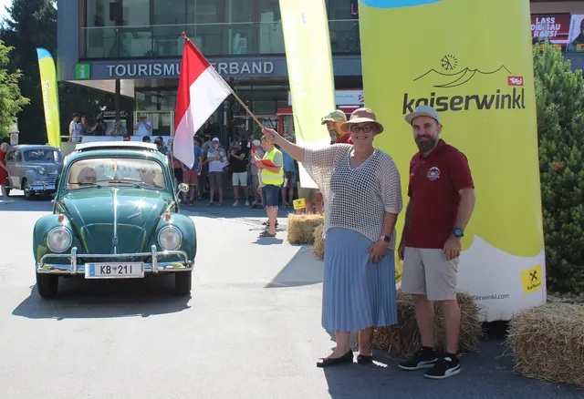 Vizebgm. Marissa Dünser mit dem Organistor Josef Hochgründler - Oldtimerfreunde Kaiserwinkl | Foto: Johann Mühlberger