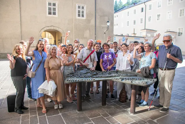 Die inklusiven Stadtführungen der Stadt Salzburg stießen auf großes Interesse: Mehr als 200 Teilnehmerinnen und Teilnehmer nahmen an den angebotenen Rundgängen teil und erkundeten die Stadt aus unterschiedlichen Perspektiven. | Foto: Stadt Salzburg/Anna Pirato