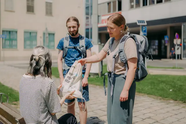 An Hitzetagen verteilt die Caritas Hitzepakete an bedürftige Personen.  | Foto: Caritas