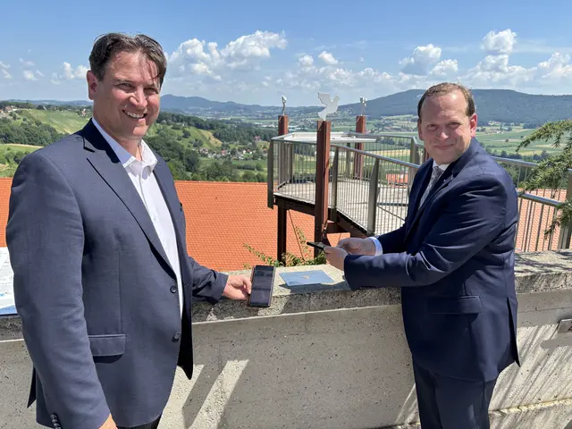 Stradens Bürgermeister Anton Edler und BEV-Präsident Claus Kahn (v. l.) probierten den GPS-Punkt aus.