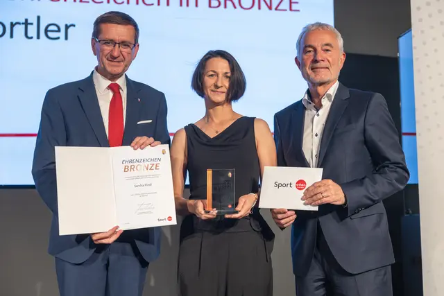 Bogenschützin Sandra Riedl von Askö Luftenberg mit Sport-Landesrat Markus Achleitner (links) und ASVÖ-Präsident Peter Reichl, Vorsitzender der Landessportorganisation. | Foto: Land OÖ/Daniel Kauder
