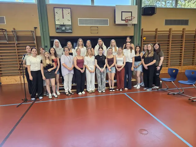 1. Reihe: Schaden Sophie, Stiedl Celine, Martina Kainz (Sozialtherapeutin mit Schwerpunkt Suchtvorbeugung), Schwab Katharina, Mayrhofer Lena, Eßmeister Pia, Steininger Melissa, Zlabinger Johanna, Koppensteiner Chiara, Hartner Christina
2. Reihe: Schmid Michelle, Bierbaum Phoebe, Lahmer Leonie, Beatrix 9dlinger (Coaching und Supervision), Senk Isabella, Schierhuber Carina, Kolinsky Jana, Kaufmann Klara, Penz Alina, Wandl Laura, Widhalm Nikola (v.l.). | Foto: HAK Zwettl
