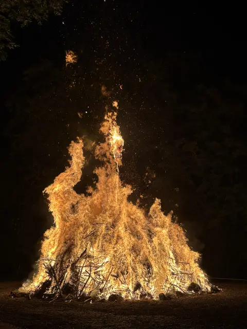 Juni und Juli sind Zeit der Sonnwendfeuer.  | Foto: Müller
