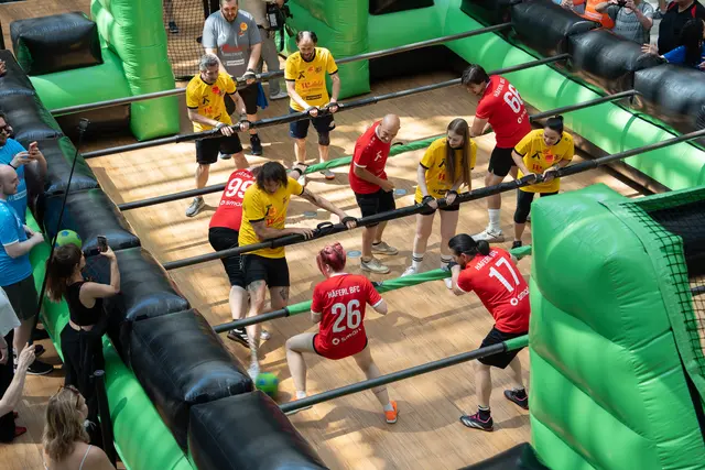 Zahlreiche Musikerinnen und Musiker, sowie Influencerinnen und Influencer stelten sich dem Tischfußball-Match.  | Foto: Sade Jerabek/MeinBezirk