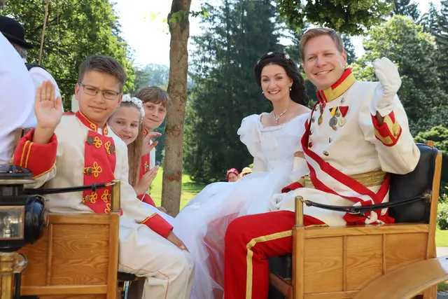 Das "Kaiserpaar" fuhr mit den "kaiserlichen Kindern" auf der Kutsche vor.