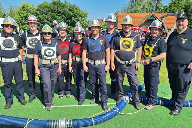 ie Bewerbsgruppe „Gemeinden und Behörde“ bestehend aus Harald Blei (Ersatz für Bürgermeister Lambert Handl), Florian Hutter, Anette Töpfl, Harald Hofbauer, Manuela Herzog, Sebastian Sagaster, Siegfried Walch, Reinhard Ringl und Josef Ramharter. Bezirksfeuerwehrkommandant Michael Litschauer drückte die Daumen. | Foto: BFK WT