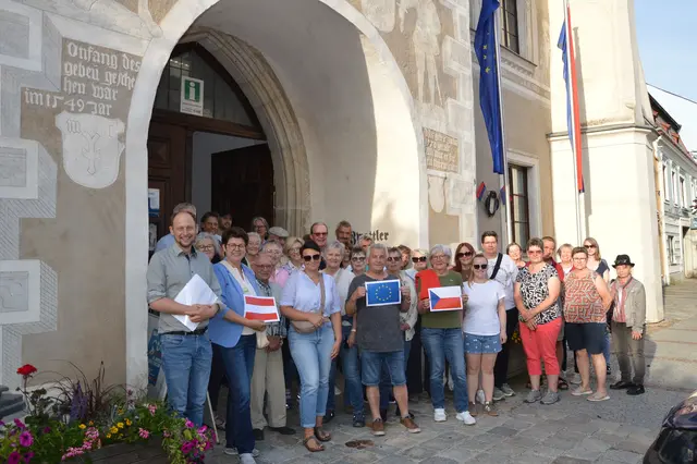 Start beim Alten Rathaus in Zwettl: Kunsthistoriker und Stiftsarchivar Andreas Gamerith führte die Teilnehmer durch das Stadtzentrum. | Foto: Stadtgemeinde Zwettl