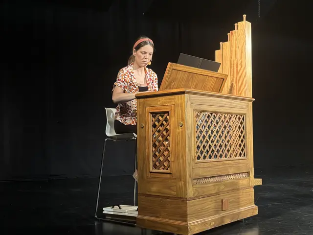 Frau spielt Orgel