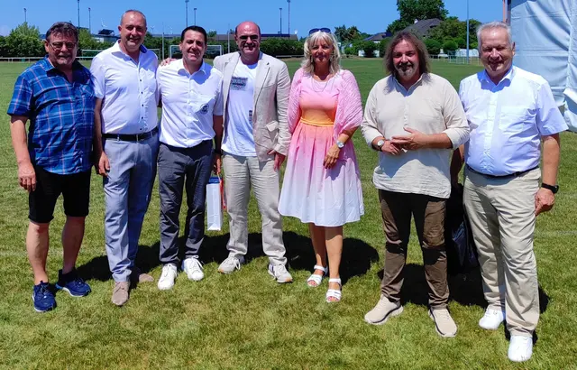(v.l.) Bürgermeister Stefan Müller (Gattendorf/Bayern), LAbG Gerhard Bachmann, Obmann SC Gattendorf Alexander Sommer, BFV Präsident Johannes Wutzlhofer LAbG Elisabeth Böhm, Bürgermeister Robert Kovacs (Gattendorf/Burgenland), ASVÖ Bgld. Präsident Robert Zsifkovits | Foto: Gemeinde Gattendorf