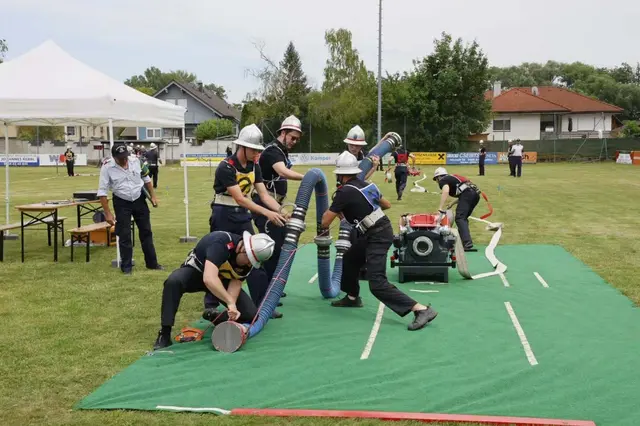 Feuerwehrpersonen hantieren mit Schlauch