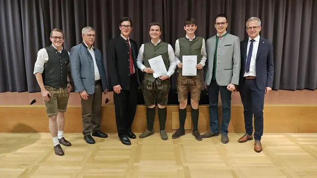 Simon Silber und Florian Singer wurden für ihre Diplomarbeit ausgezeichnet. | Foto: HLBLA St. Florian